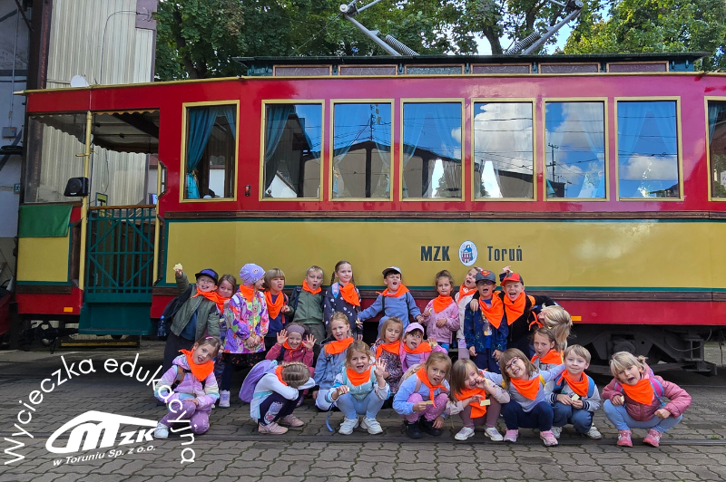 zdjęcie przedszkolaków na tle tramwaju turystycznego