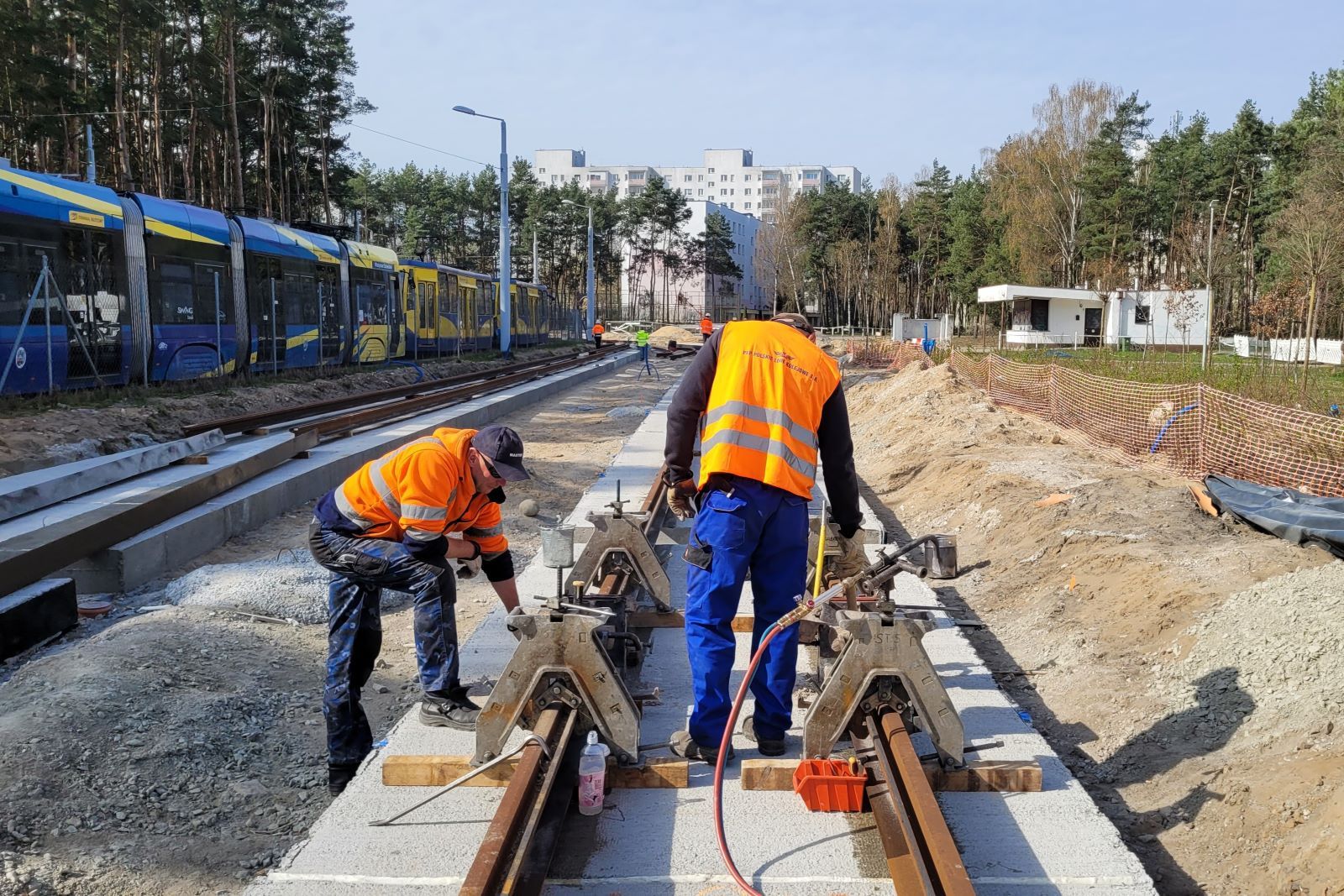 Robotnicy modernizują torowisko tramwajowe