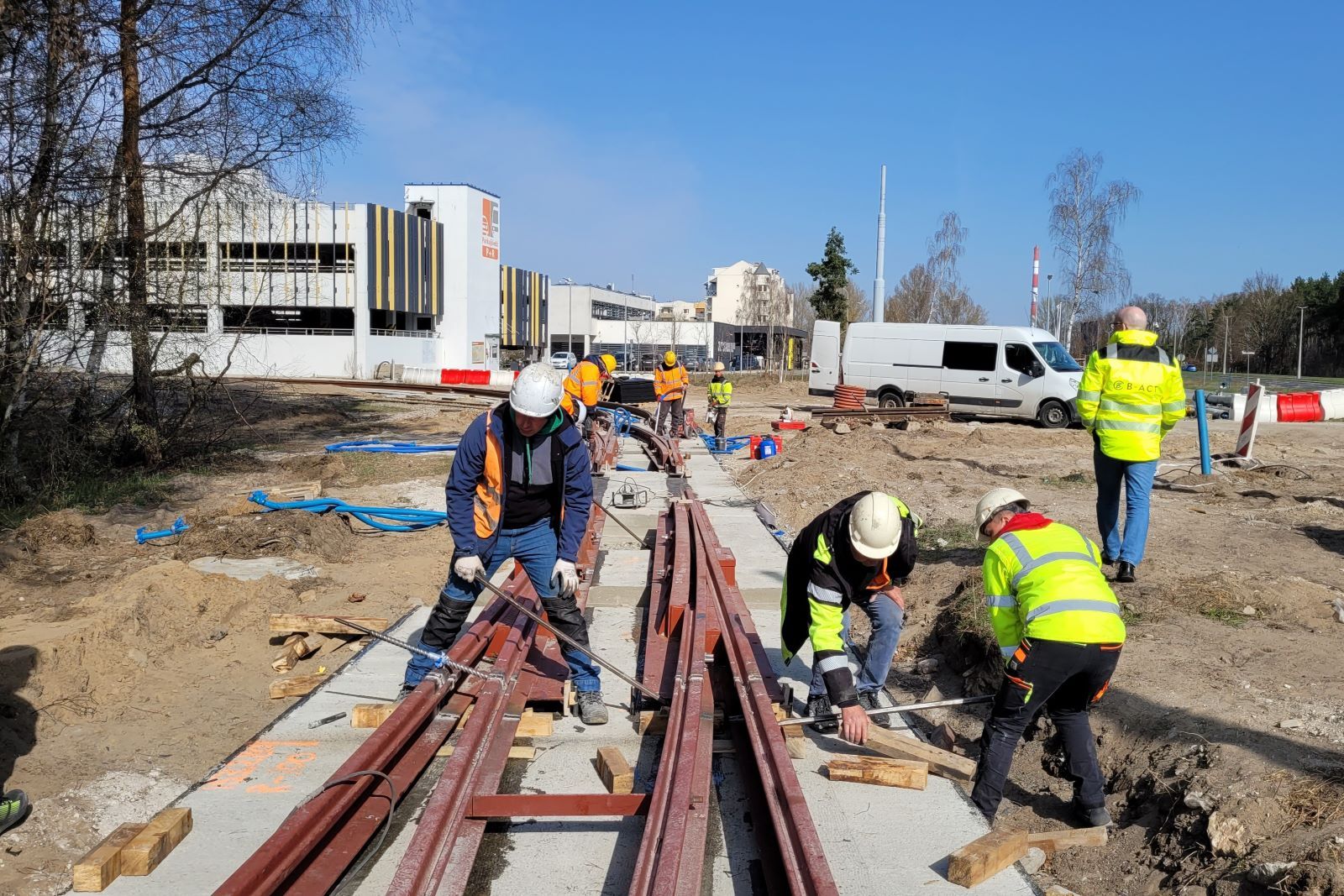 Robotnicy modernizują torowisko tramwajowe