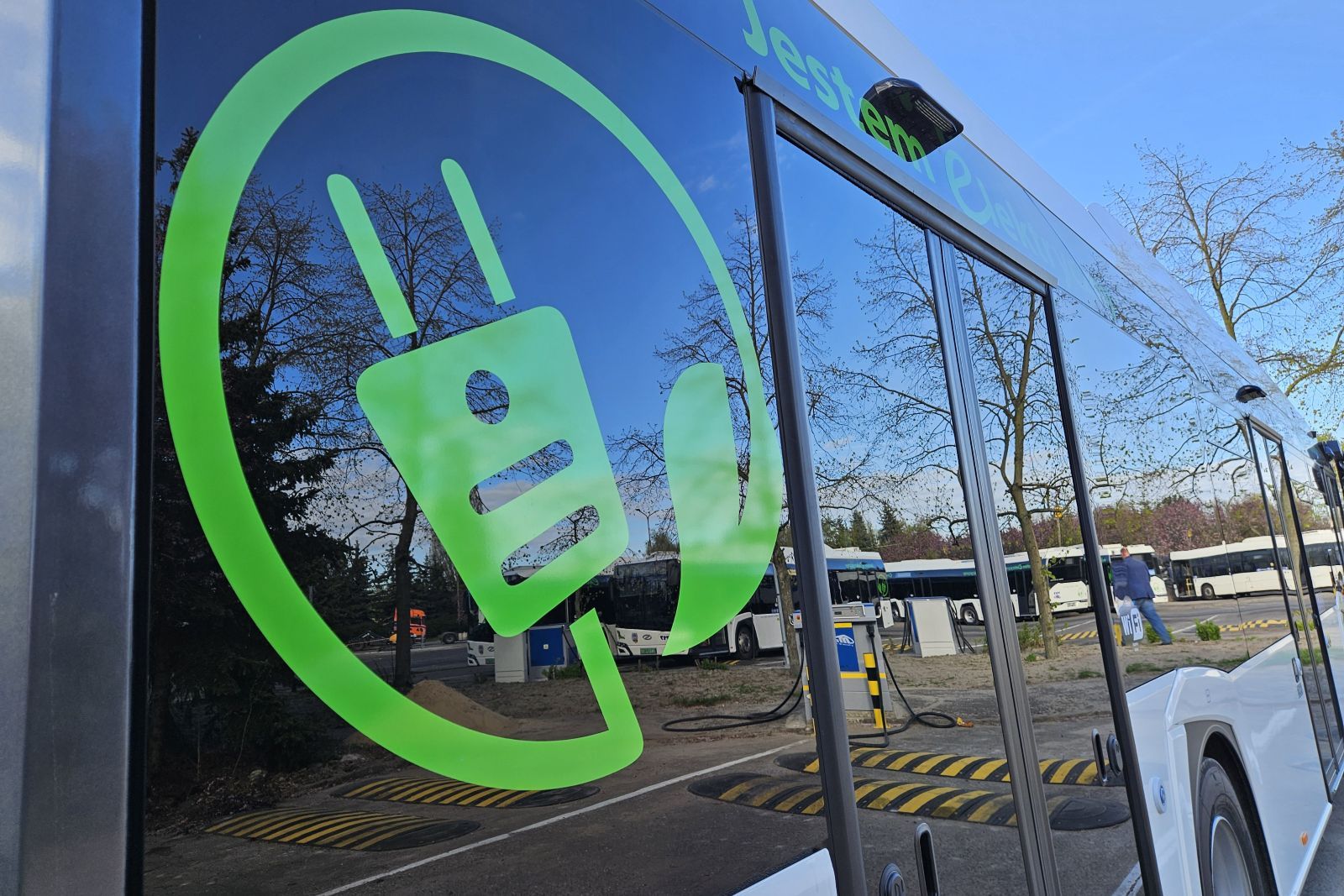 Symbol autobusu elektrycznego - zielona wtyczka