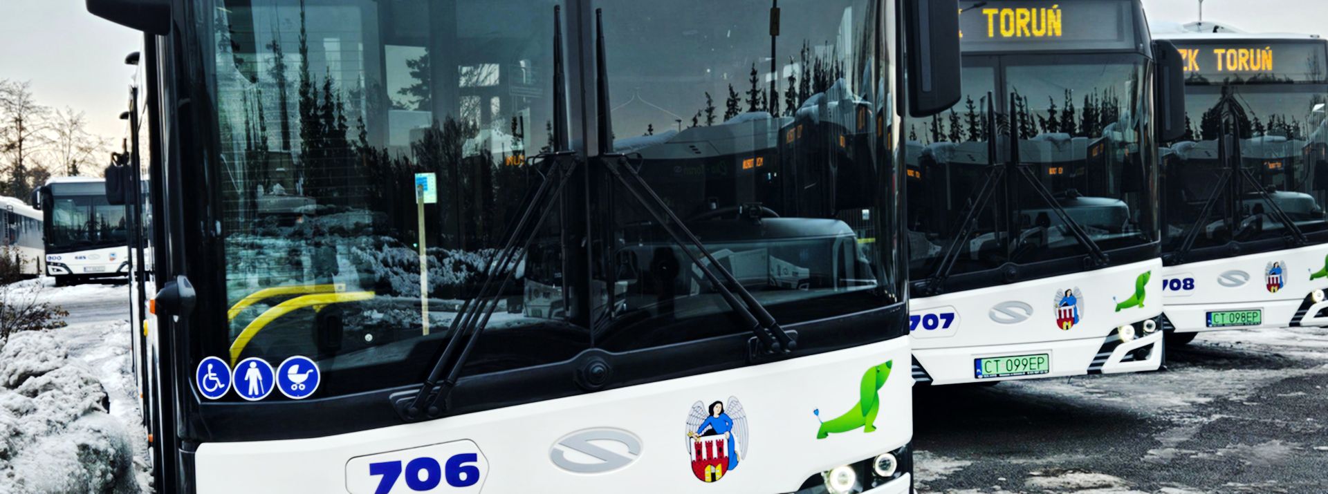 Białe autobusy elektryczne