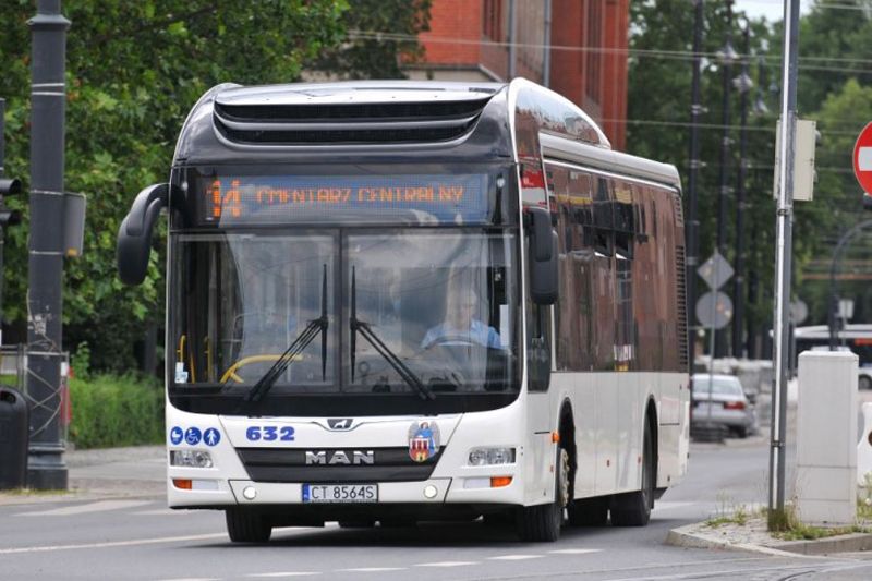 Autobus na ulicy