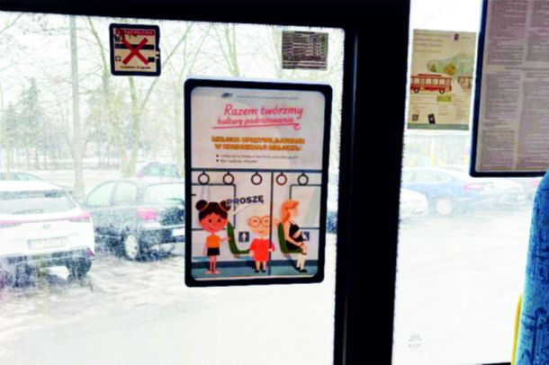 Znak graficzny Warto Wiedzieć oraz grafika z pasażerami