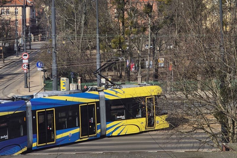 żółto-niebieski tramwaj na torowisku