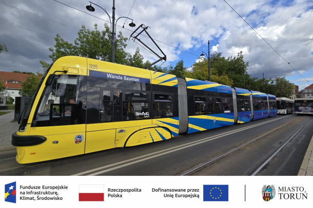 żółto-niebieski tramwaj na torowisku