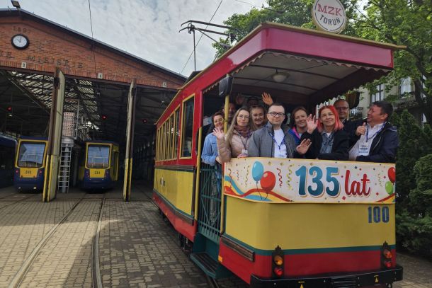 Zabytkowy tramwaj MZK w Toruniu na 135. urodzinach toruńskiej komunikacji miejskiej 16.05.2026 r.