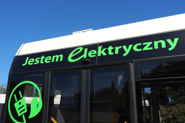 Autobus elektryczny pod ładowarką