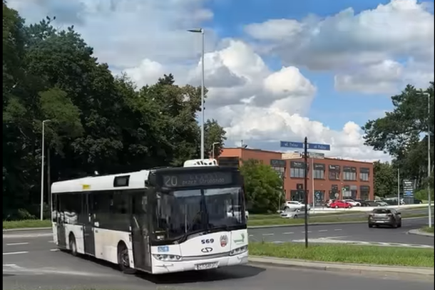 Autobus na ulicy