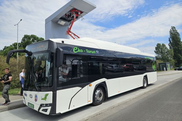 Biały autobus elektryczny MZK w Toruniu