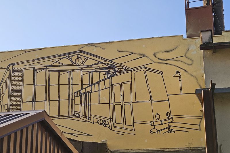Artysta maluje mural na ścianie