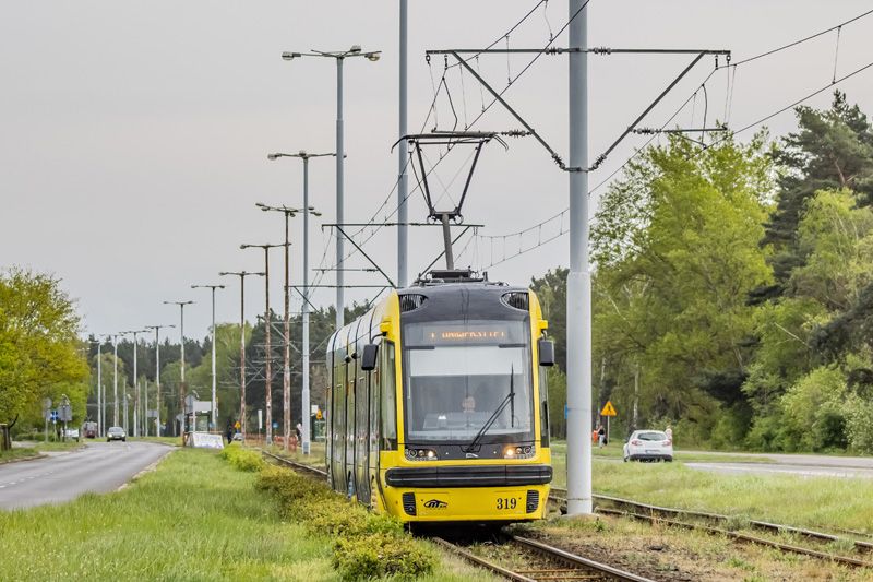 Tramwaj na zielonym torowisku