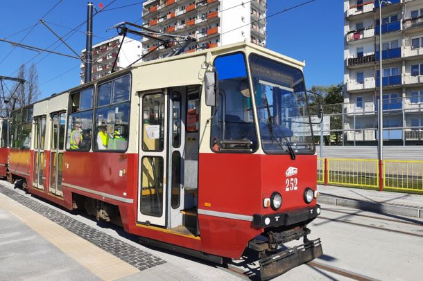 Czerwony tramwaj na torowisku