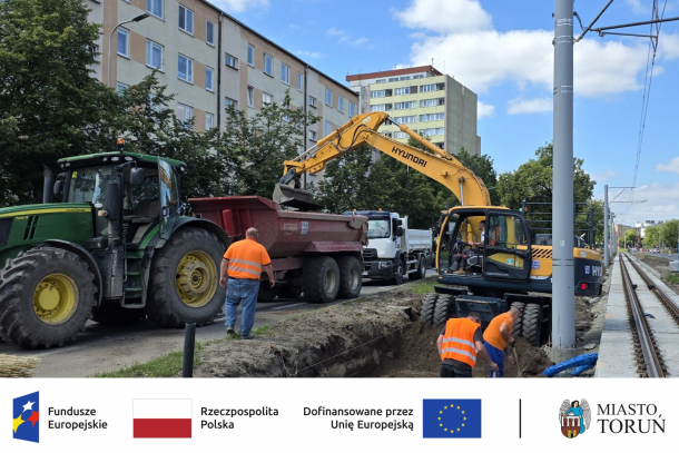 Mężczyźni podczas prac na torowisku w Toruniu