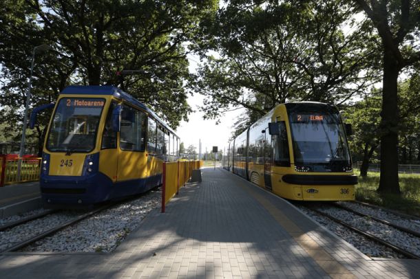 Dwa żółto-niebieskie tramwaje na pętli tramwajowej