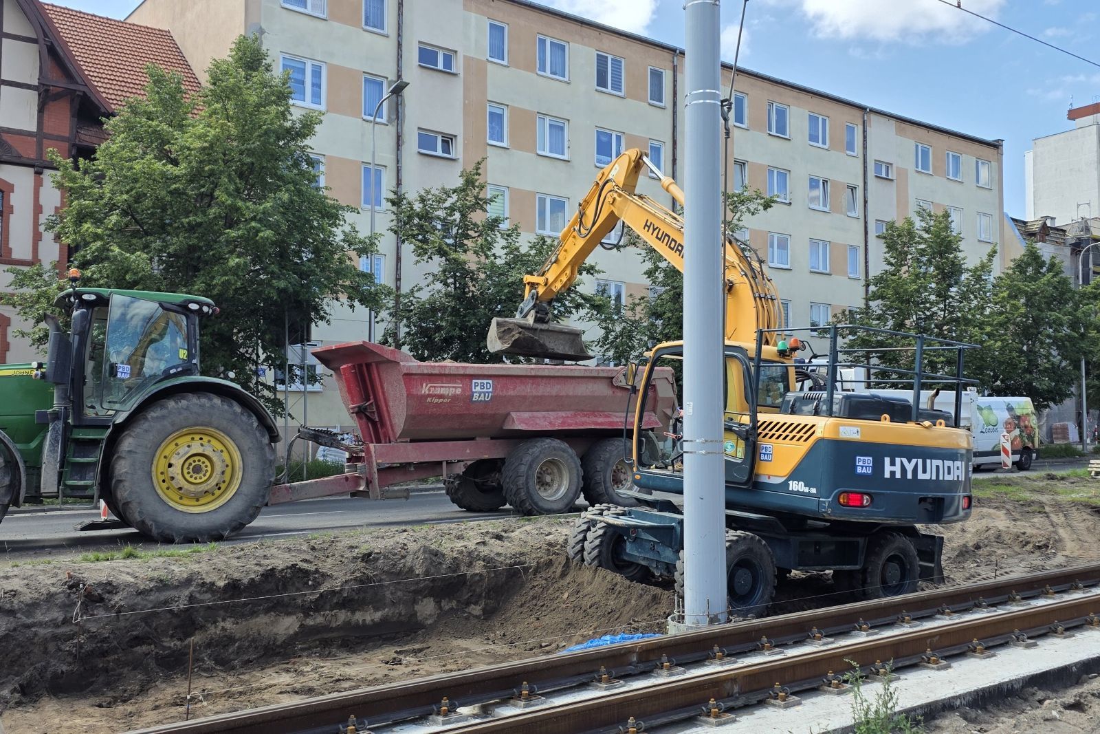 Prace przy modernizacji torowiska w Toruniu